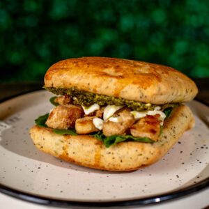Sándwich de pollo y pesto